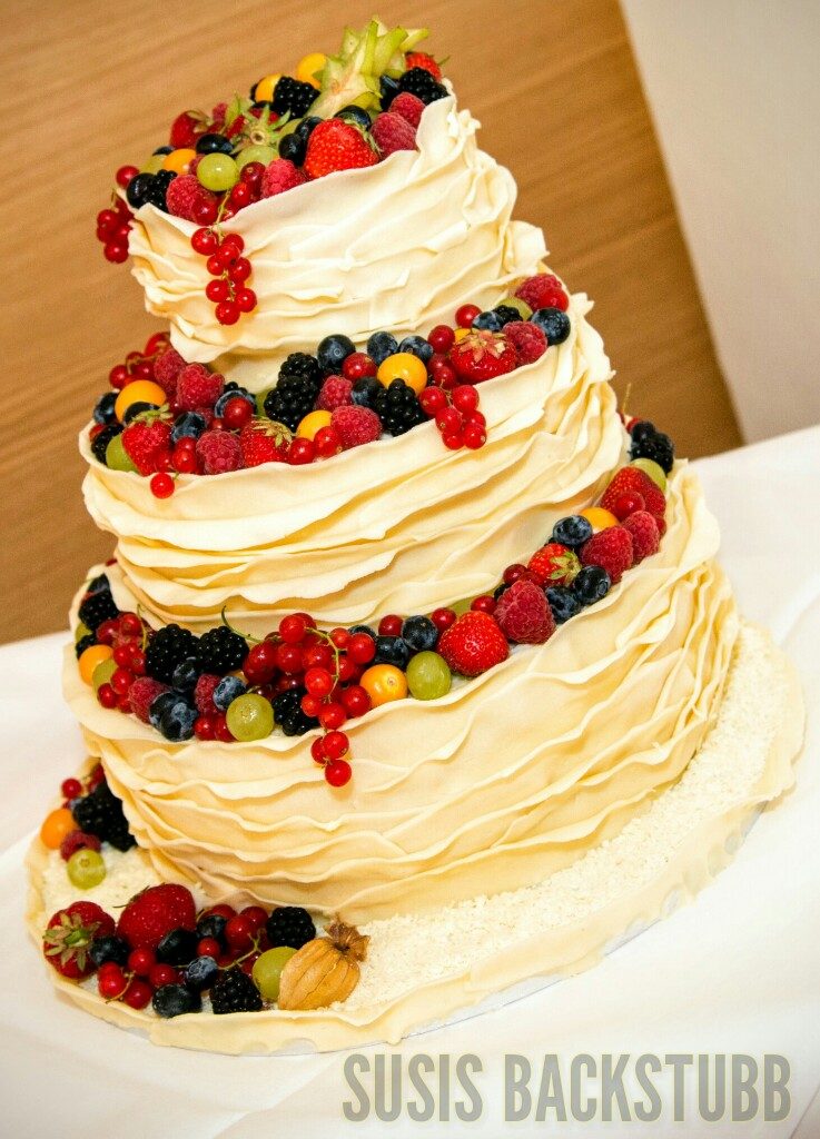 Fruchtige Hochzeitstorte mit Schokoladen Dekor