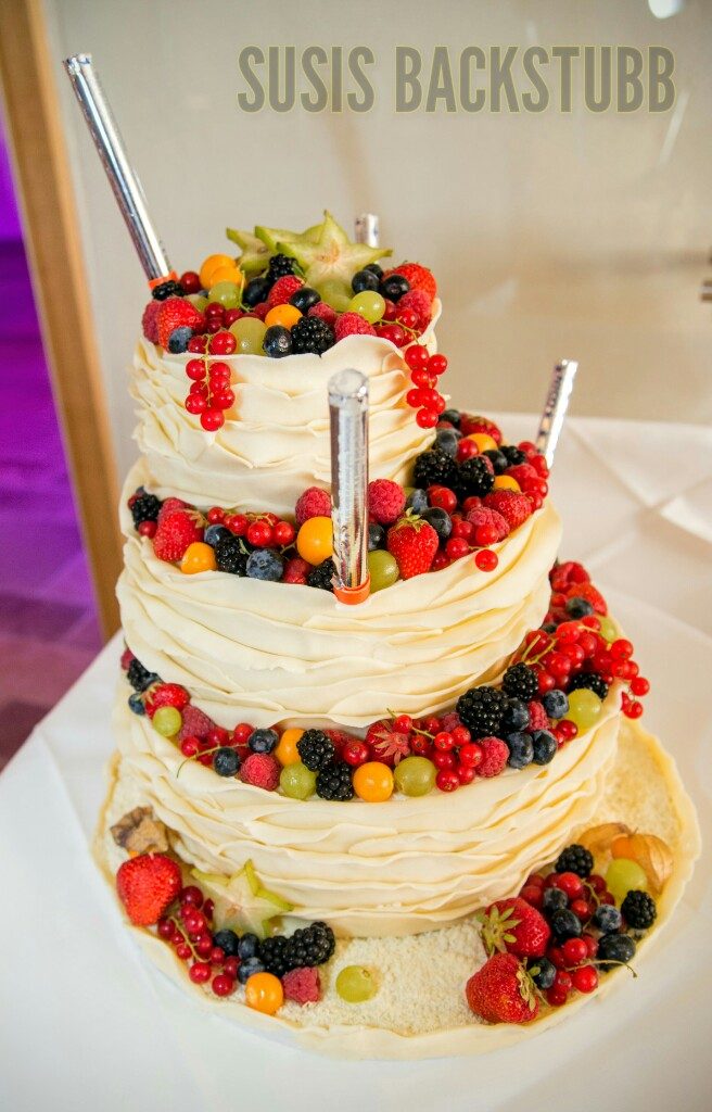 Fruchtige Hochzeitstorte mit Schokoladen Dekor