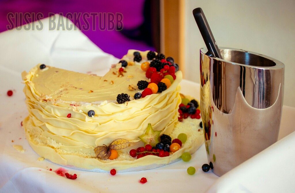 Fruchtige Hochzeitstorte mit Schokoladen Dekor