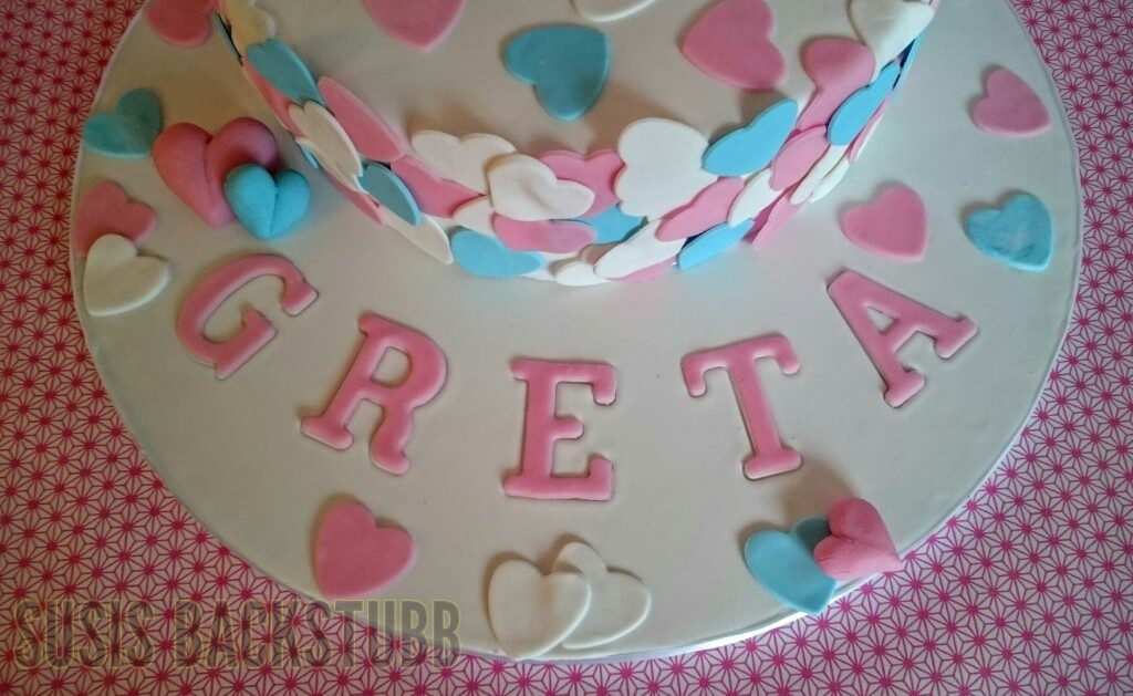 Tauftorte mit Herzchen