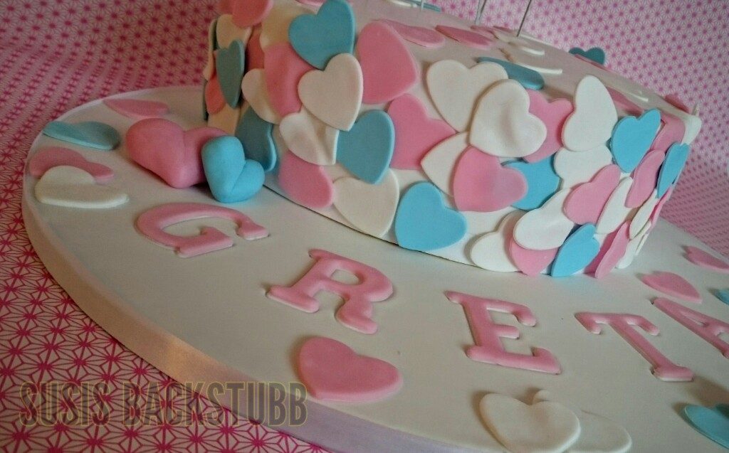 Tauftorte mit Herzchen