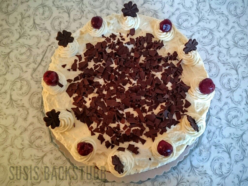 Naked Cherry Cake mit Schmand Sahne