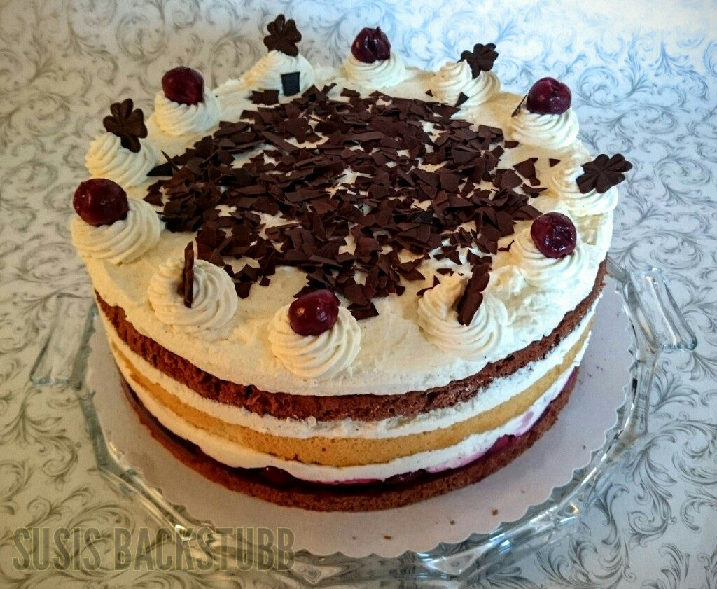 Naked Cherry Cake mit Schmand Sahne