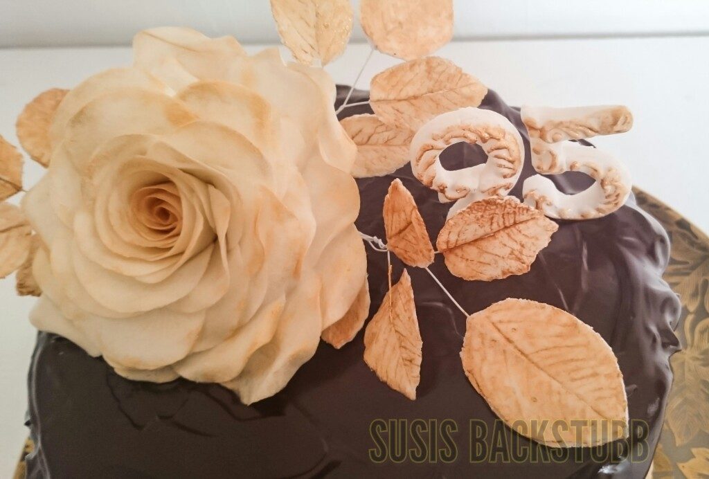 Schokoladen Torte mit Kaffeebuttercreme und Zuckerrose zum 95. Geburtstag