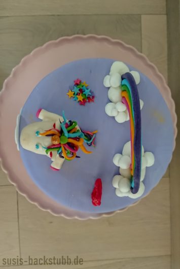 Einhorn Geburtstagstorte mit Regenbogen